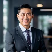 成人直播网联合创始人李维的职业形象照，西装笔挺面带微笑，背景为现代化办公室，气质沉稳专业